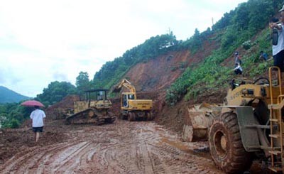 Bulldozes remove landslide debris on Highway 2 in Ha Giang Province (Photo: baohagiang.vn)